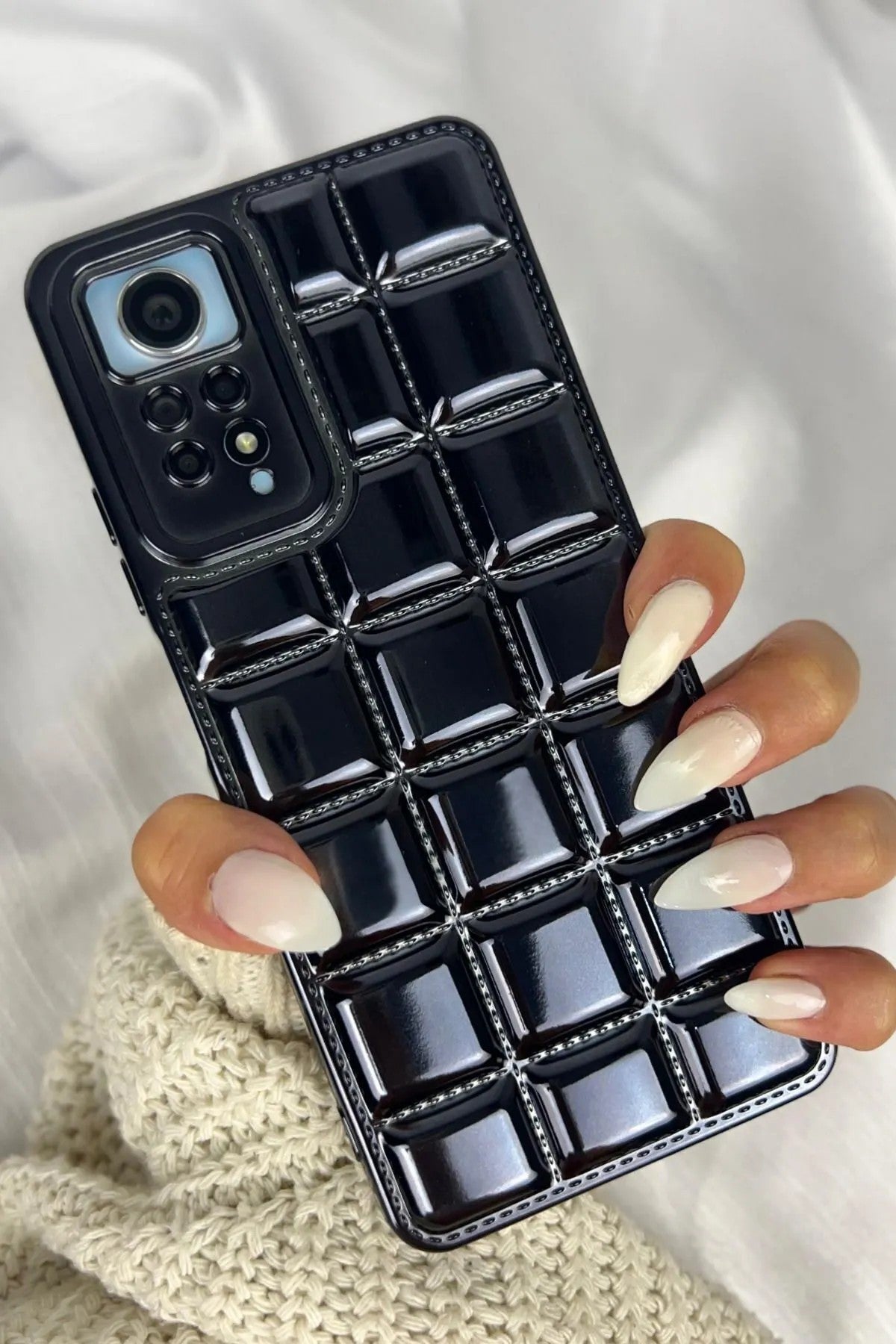 Redmi Note 11 Pro Kabartmalı Dikiş Detaylı Baklava Desenli Parlak Vivid Kılıf