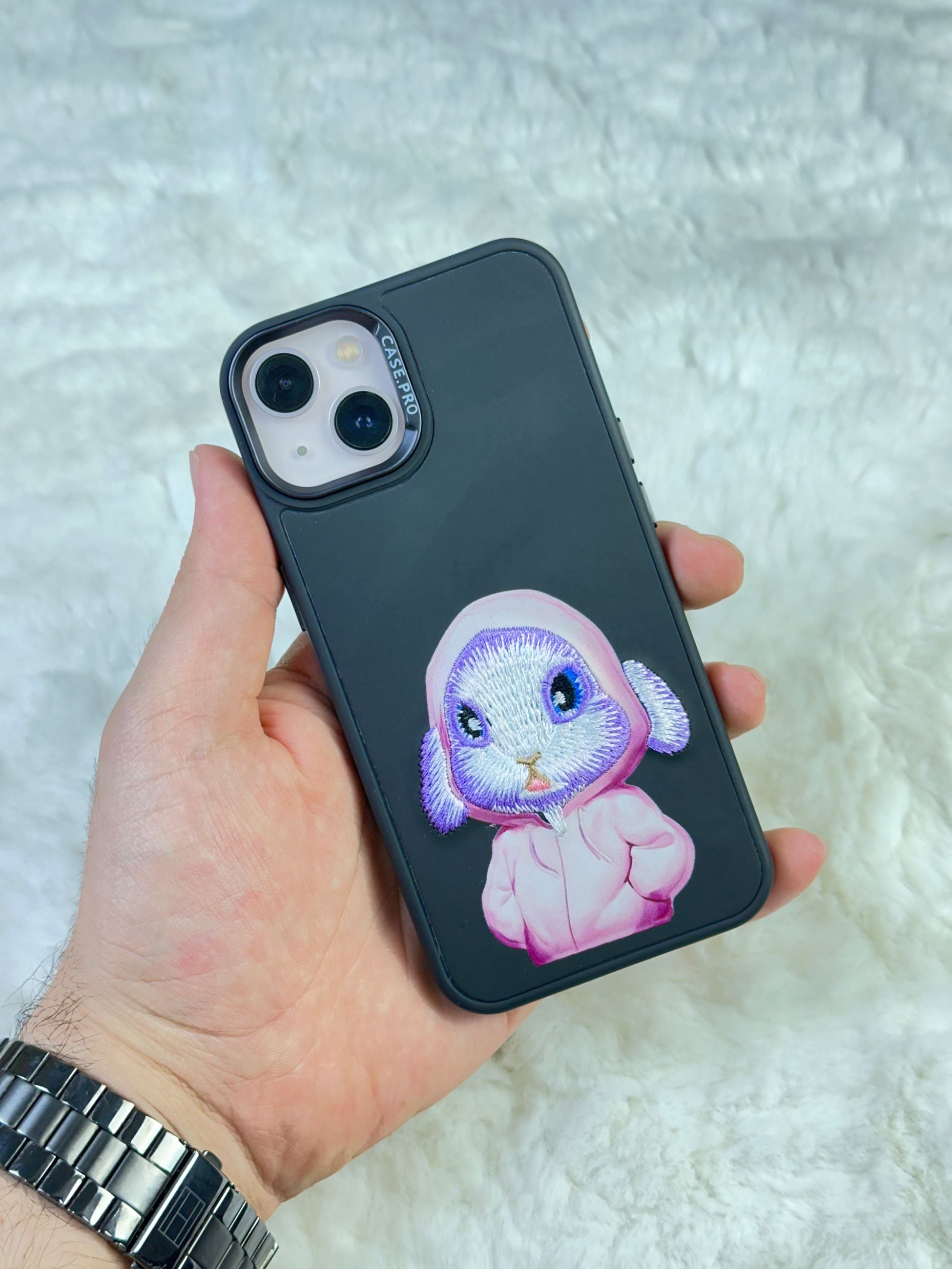 iPhone 13 Sert Kapaklı Tatlı Karakterli Dikişli Safari Kılıf