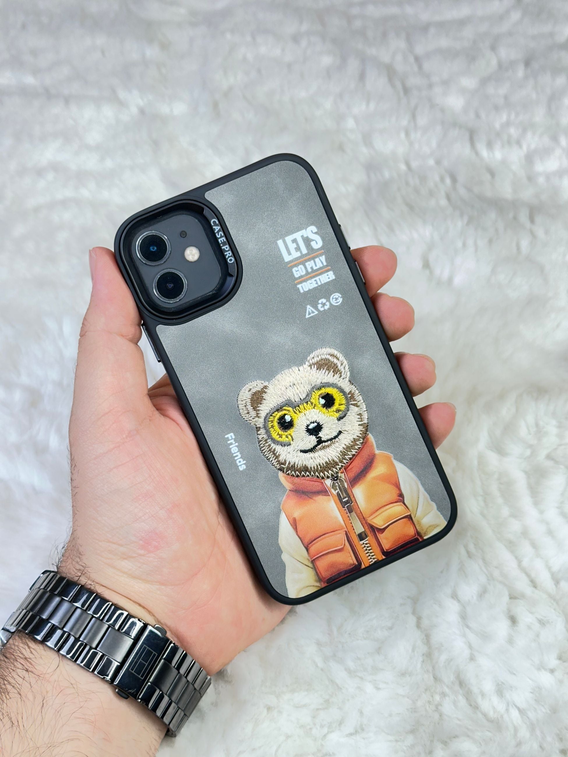 iPhone 12 Sert Kapaklı Tatlı Karakterli Dikişli Safari Kılıf