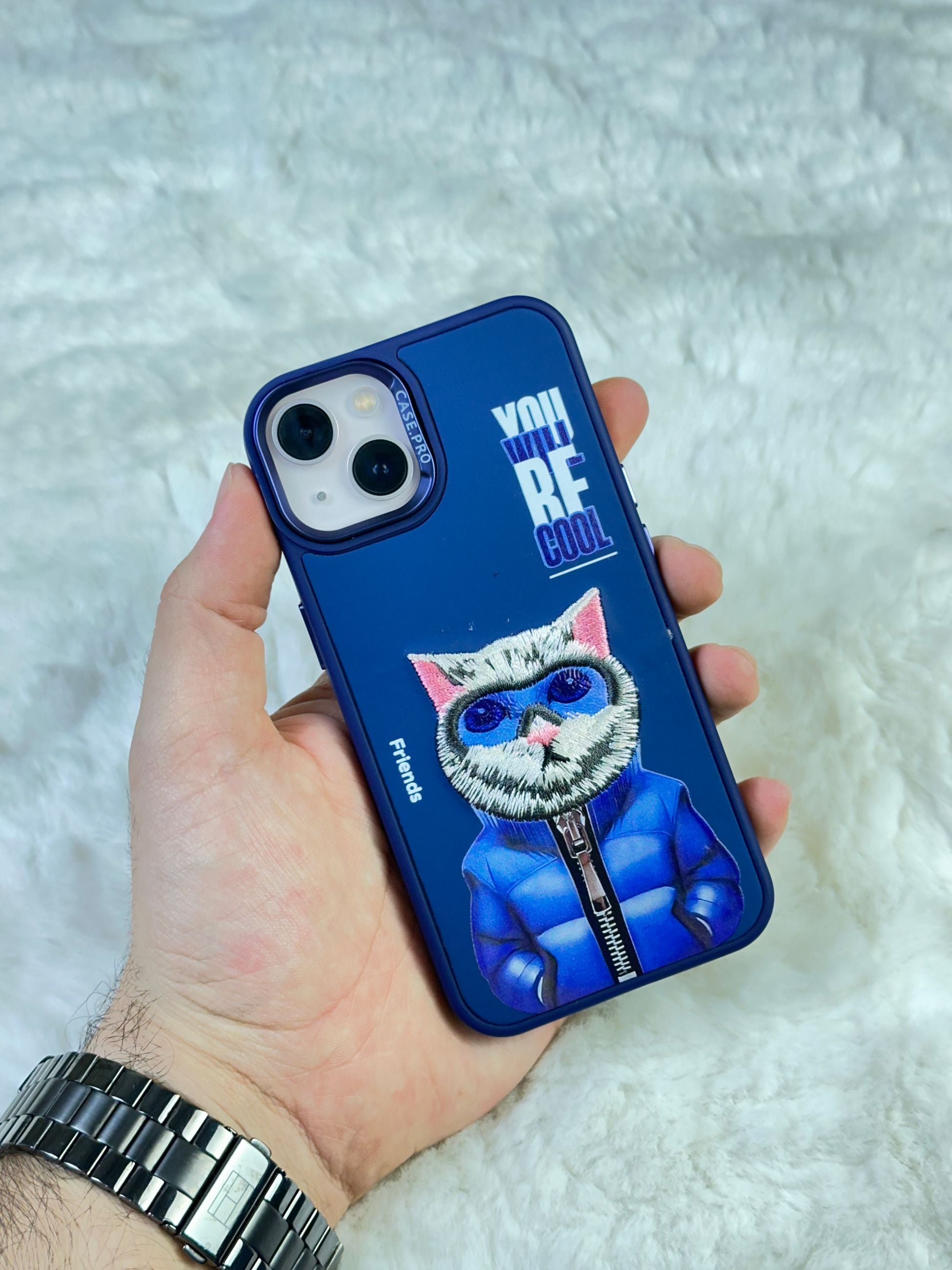 iPhone 13 Sert Kapaklı Tatlı Karakterli Dikişli Safari Kılıf