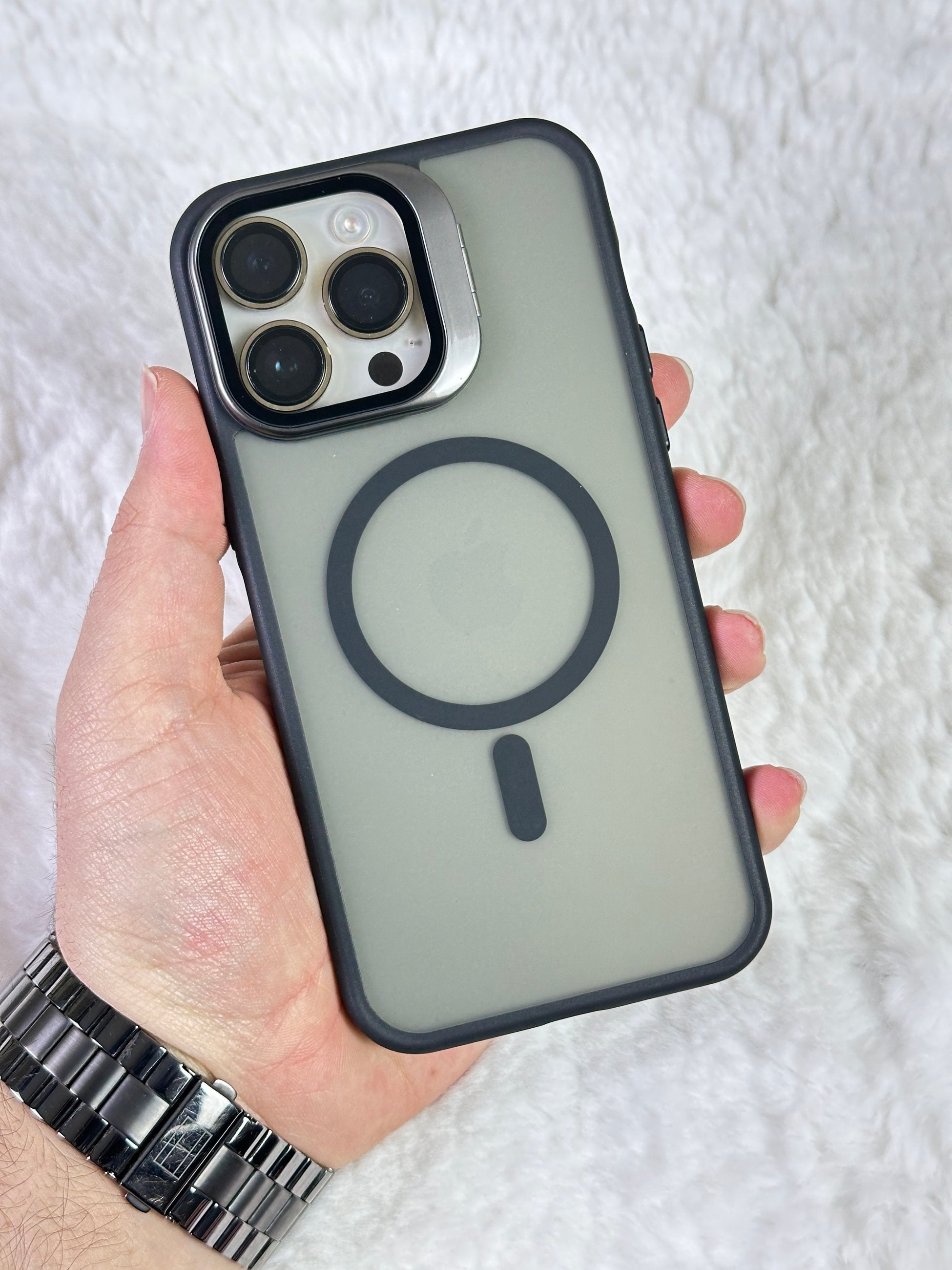 iPhone 15 Pro Max ile Uyumlu Açılabilir Kamera Koruyucu Cam ve Stand Olabilen Arkası Mat Yanları Sert Silikon Duda Magsafe