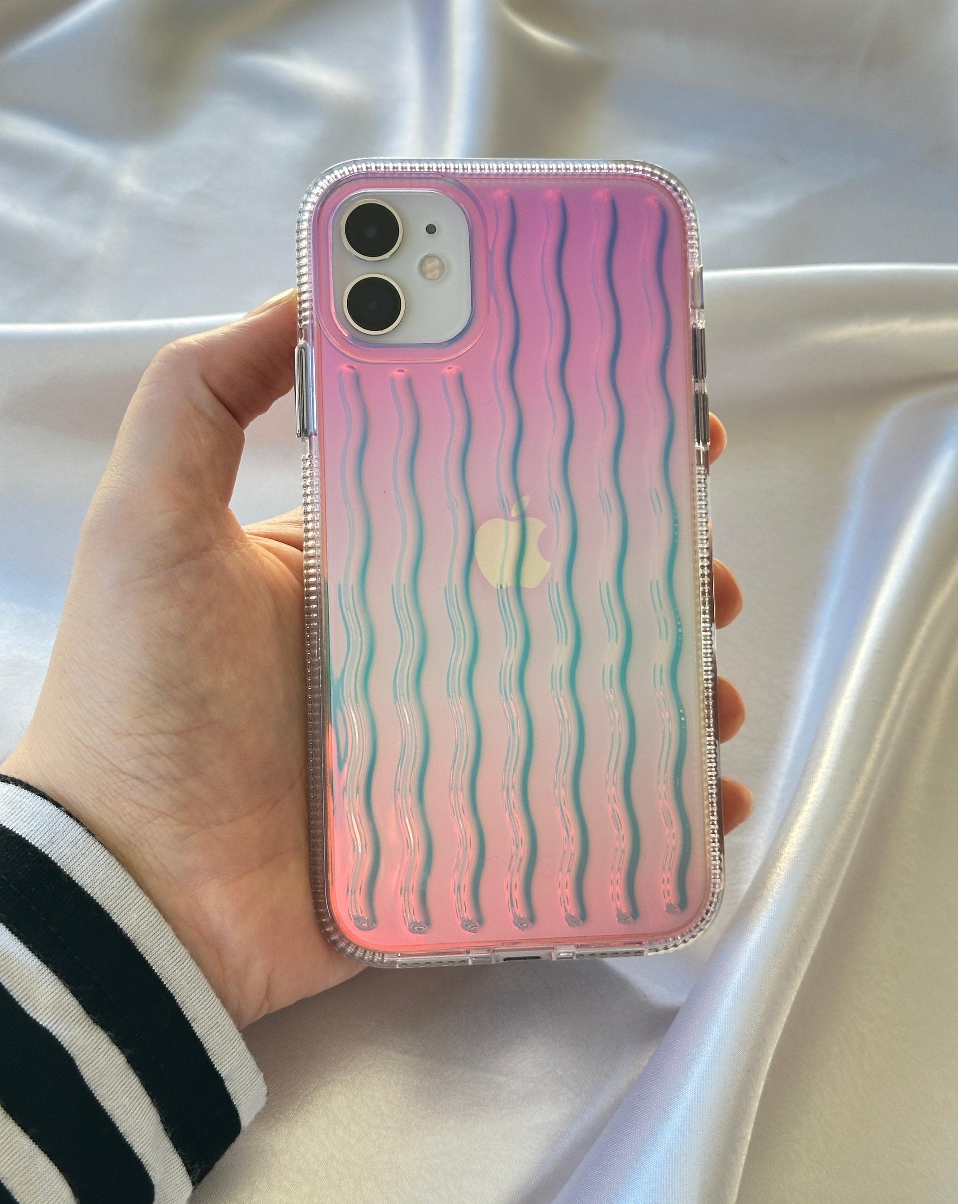 iPhone 11 ile Uyumlu Renkli Dalgalı Darbelere Karşı Dayanıklı Kamera Çıkıntılı İsmira Kılıf