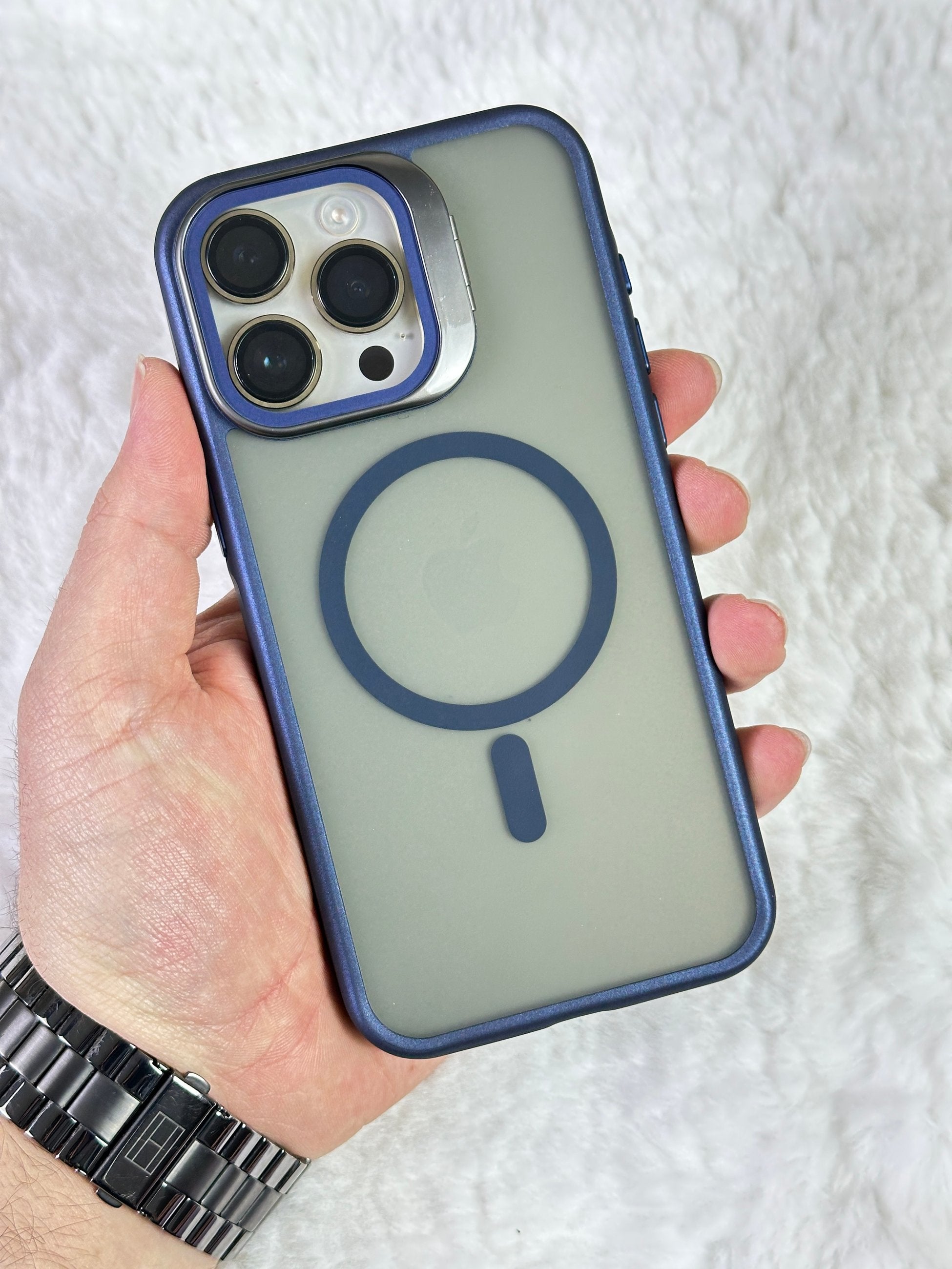 iPhone 15 Pro Max ile Uyumlu Açılabilir Kamera Koruyucu Cam ve Stand Olabilen Arkası Mat Yanları Sert Silikon Duda Magsafe