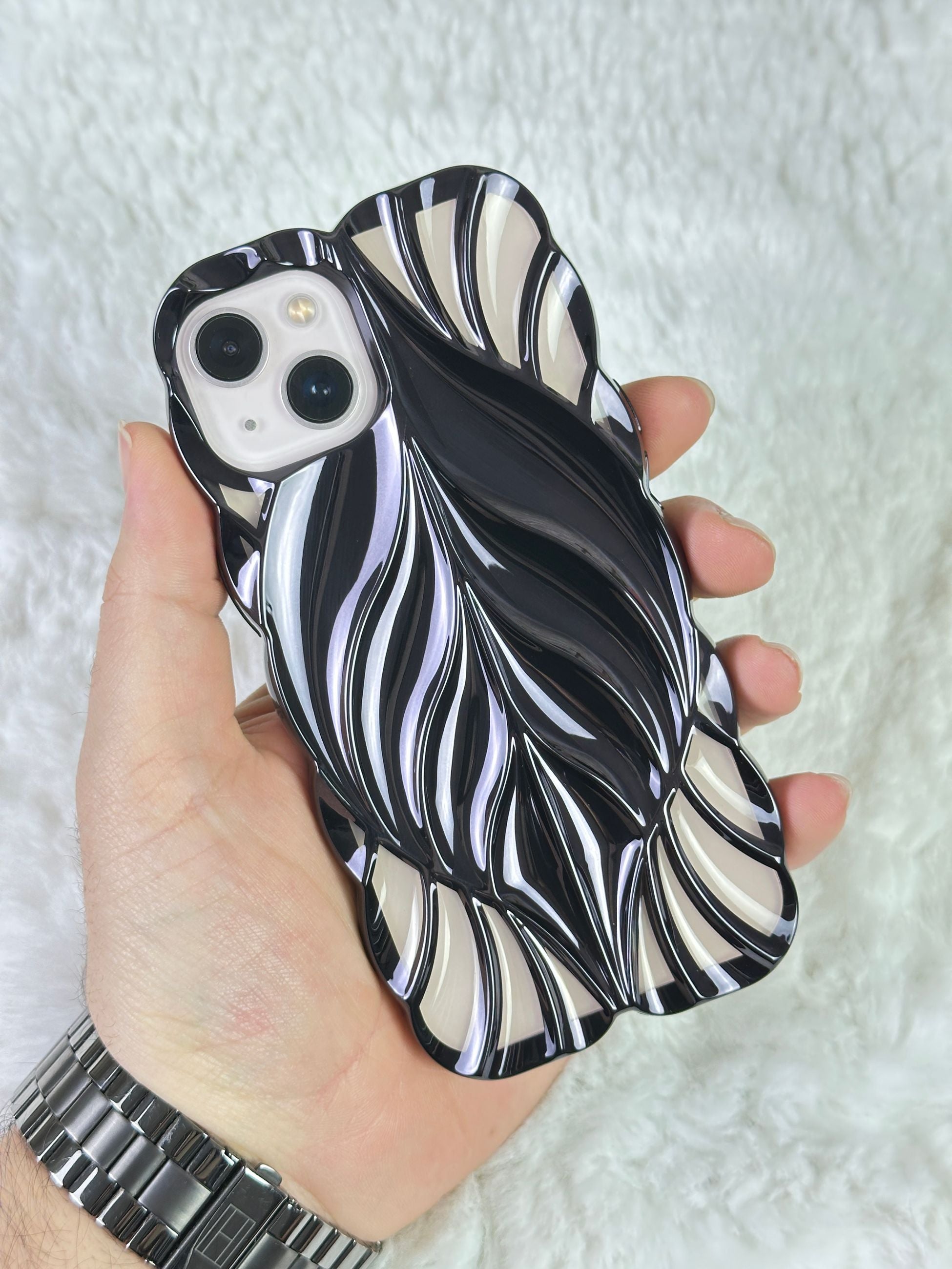 iPhone 13 ile Uyumlu Yaprak Desenli Kabartmalı Darbelere Karşı Dayanıklı Leaf Line Kılıf