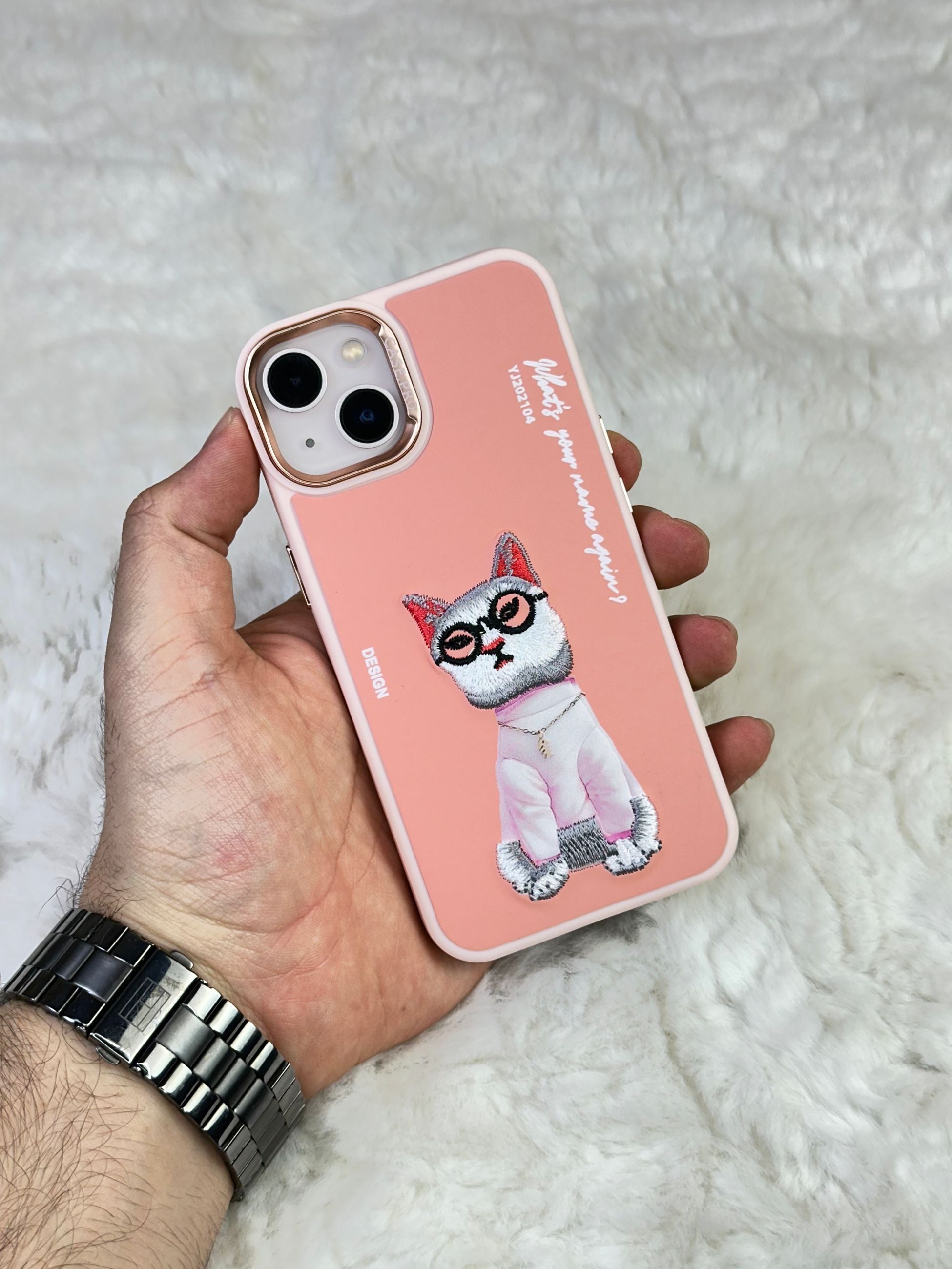 iPhone 13 Sert Kapaklı Tatlı Karakterli Dikişli Safari Kılıf