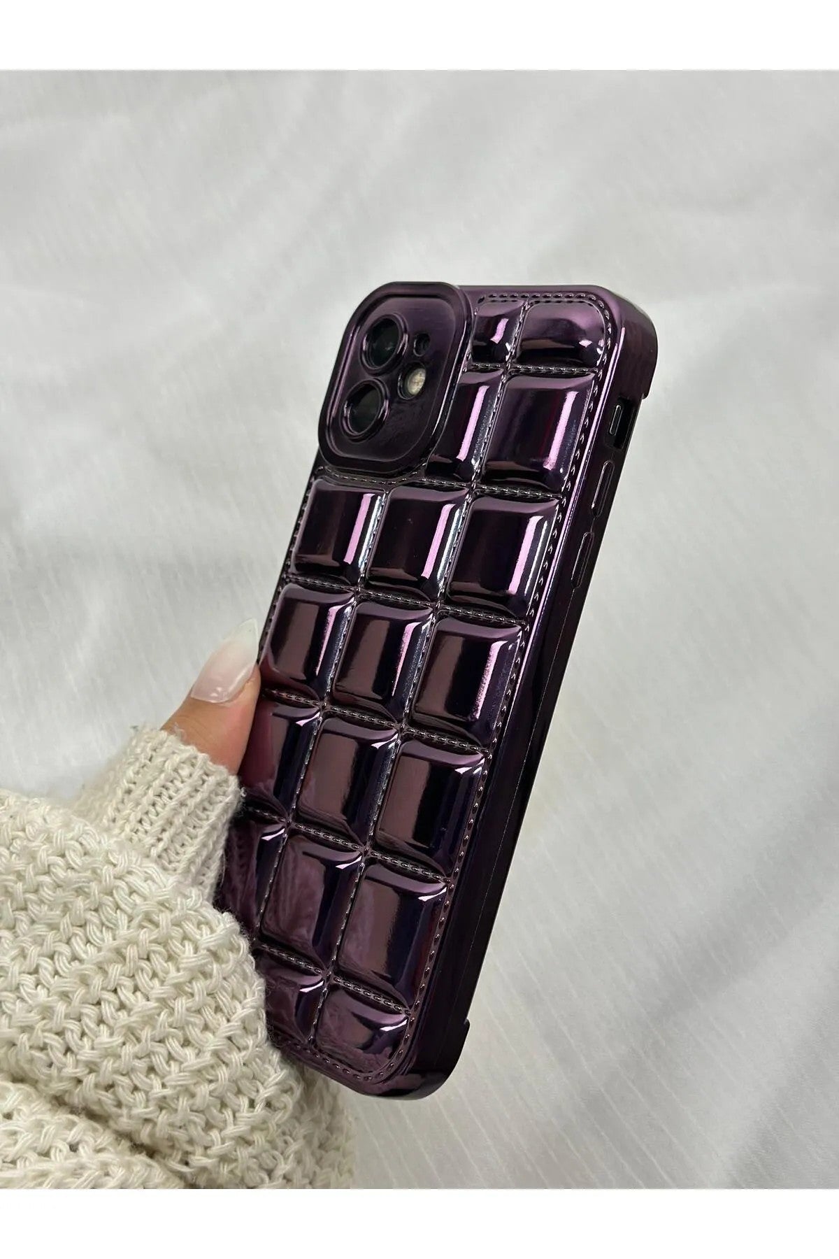 iPhone 11 Kabartmalı Dikiş Detaylı Baklava Desenli Parlak Vivid Kılıf Kılıf