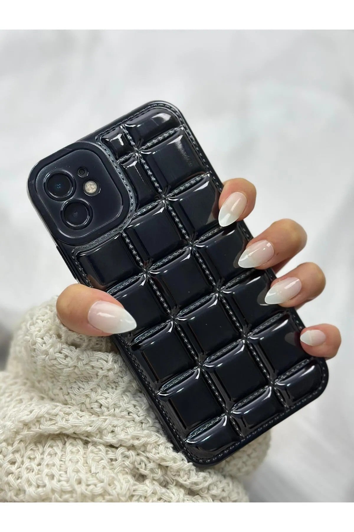 iPhone 11 Kabartmalı Dikiş Detaylı Baklava Desenli Parlak Vivid Kılıf Kılıf