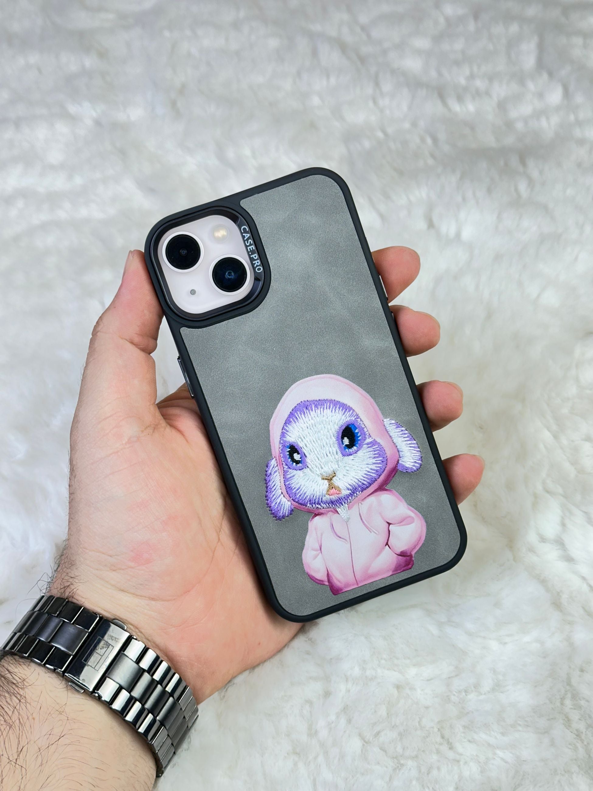 iPhone 13 Sert Kapaklı Tatlı Karakterli Dikişli Safari Kılıf