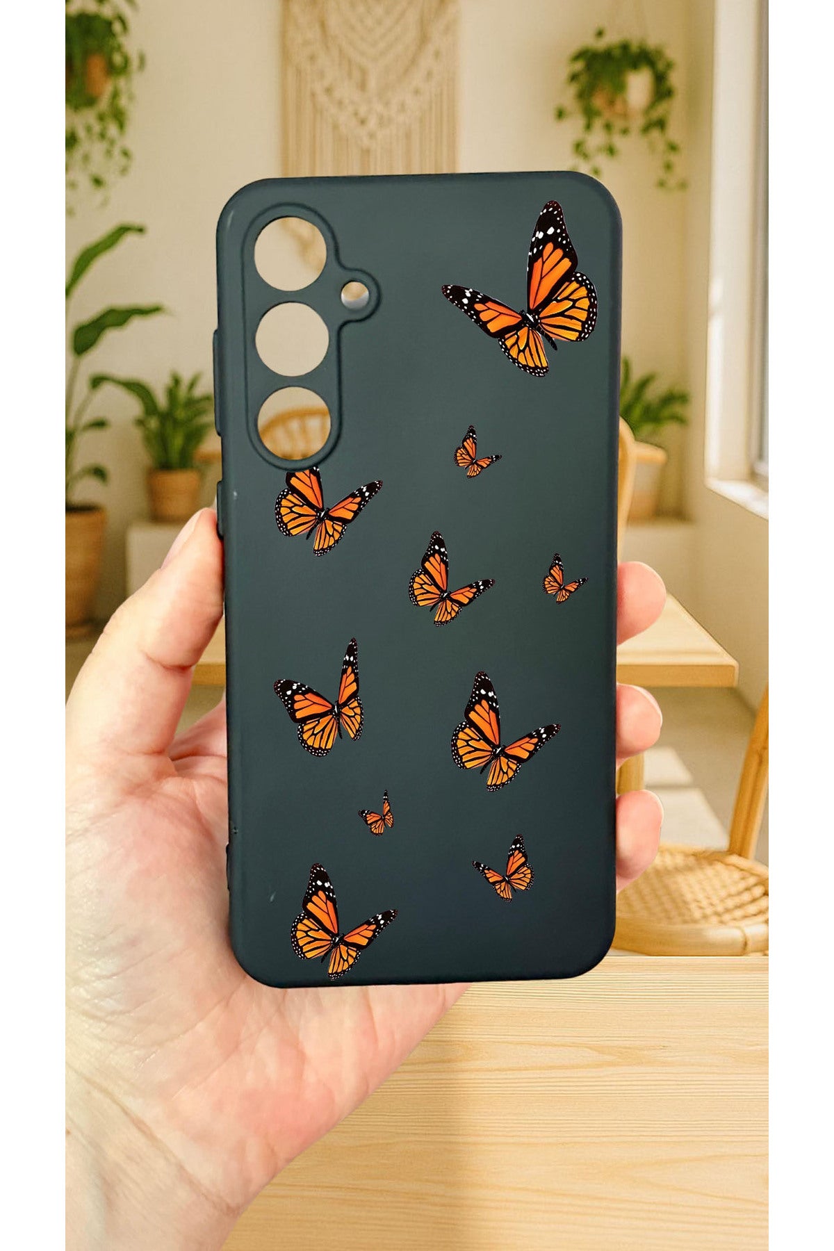 Samsung Galaxy S25 Turuncu Kelebek Desenli Silikon Darbe Emici Klasik Korumalı Rubber Kılıf