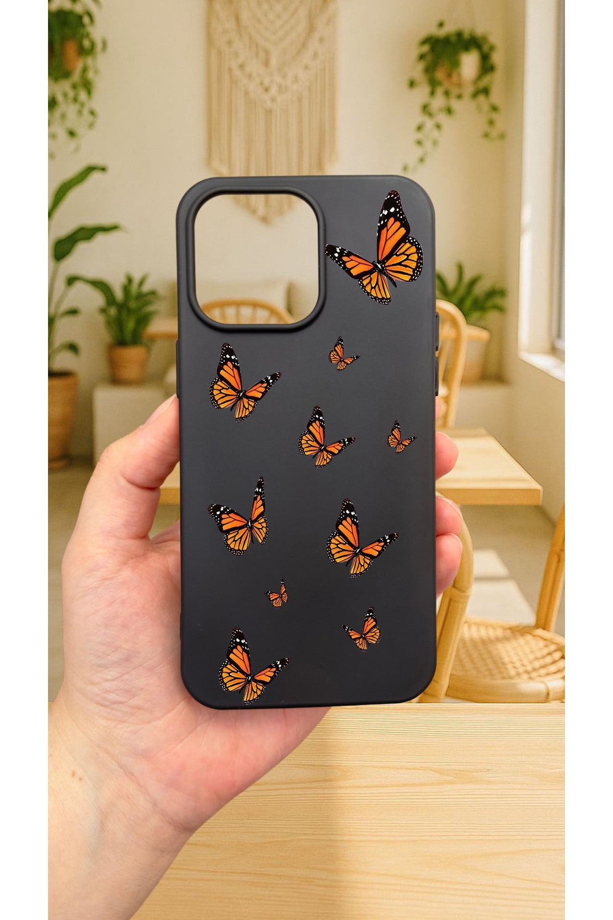 iPhone 14 Plus ve 15 Plus Uyumlu Turuncu Kelebek Desenli Silikon Darbe Emici Klasik Rubber Kılıf