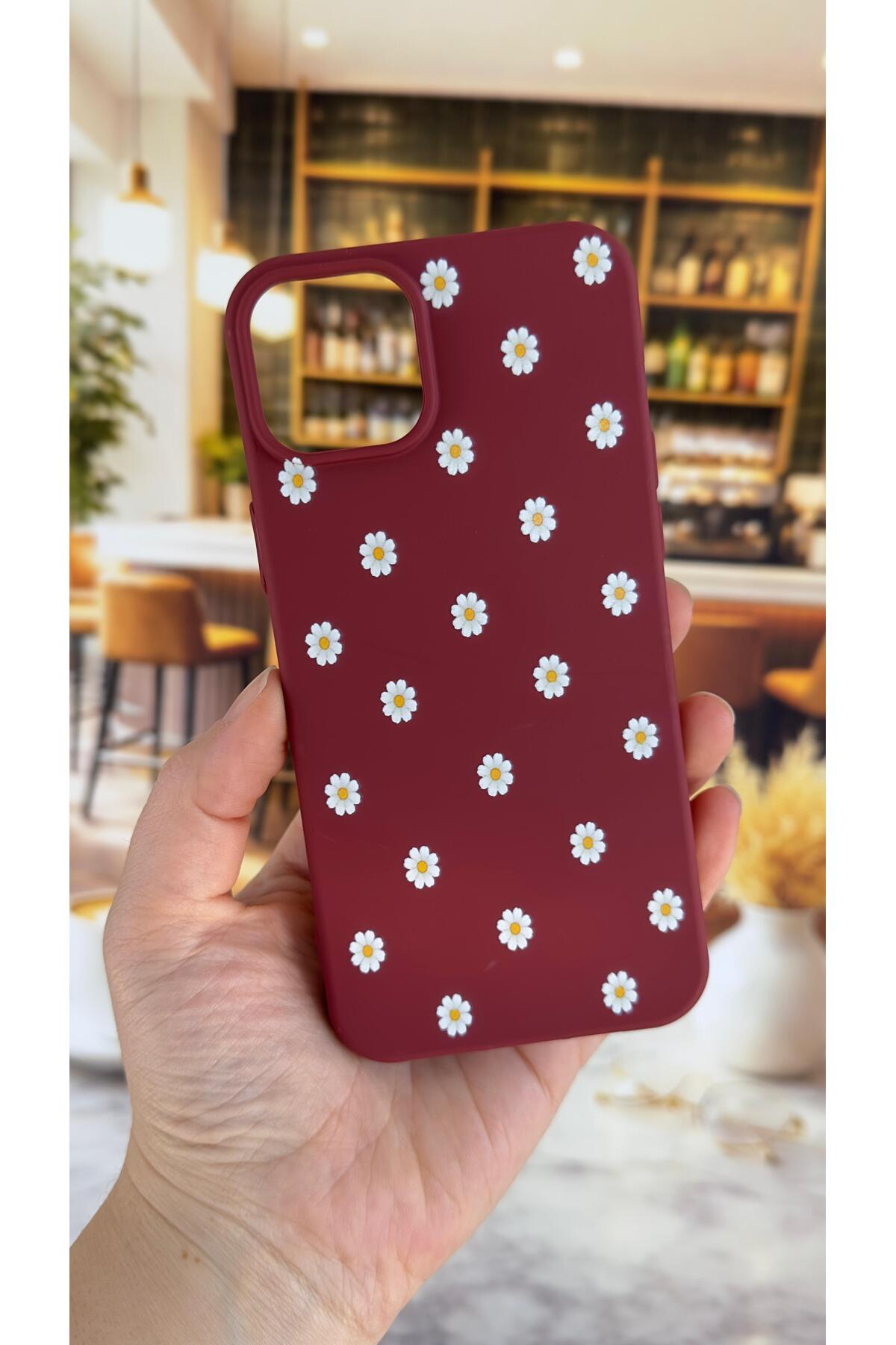 iPhone 16 Pro Max Uyumlu Beyaz Papatya Desenli Silikon Darbe Emici Klasik Korumalı Rubber Kılıf