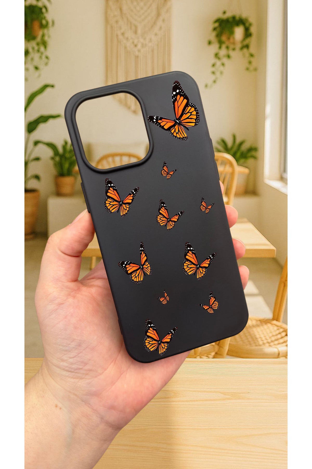 iPhone 14 Plus ve 15 Plus Uyumlu Turuncu Kelebek Desenli Silikon Darbe Emici Klasik Rubber Kılıf