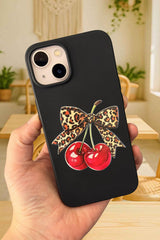 iPhone 14 Plus ve 15 Plus Uyumlu Kiraz Leopar Fiyonk Desenli Silikon Darbe Emici Rubber Kılıf