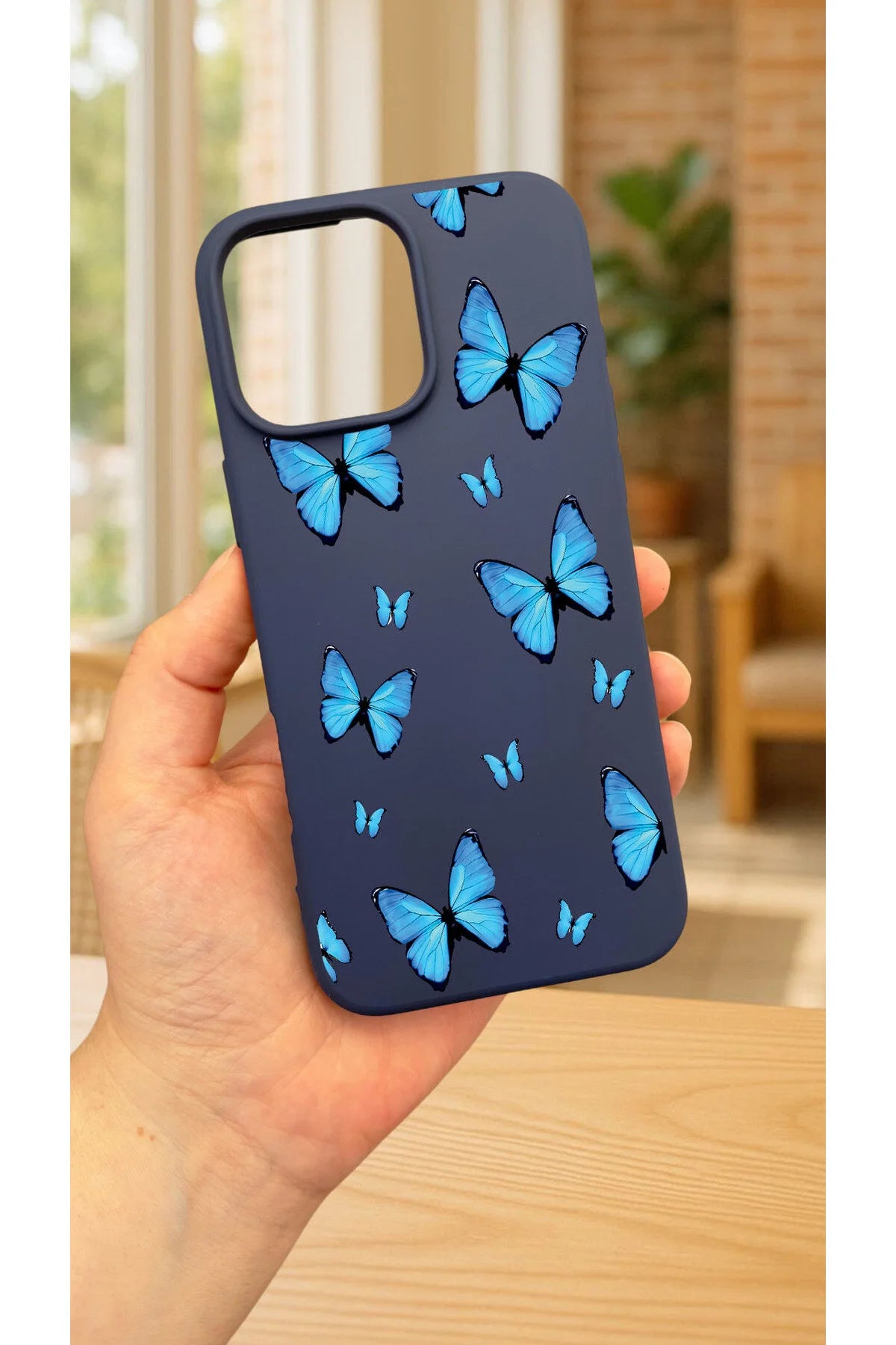 iPhone 15 Pro Max -MAVİ KELEBEK DESENLİ Silikon Darbe Emici Klasik Korumalı Rubber Kılıf