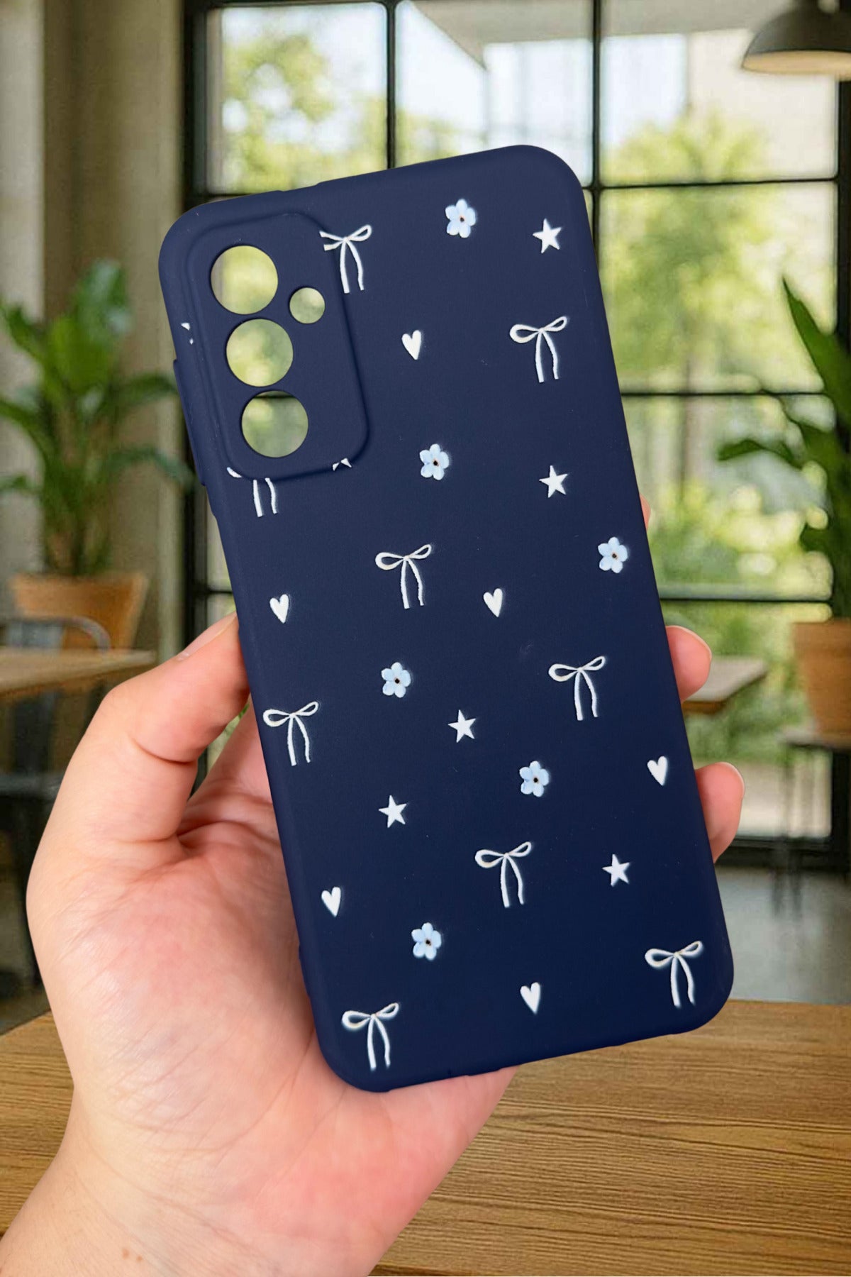 Samsung Galaxy M13 Uyumlu Mini Fiyonk Desenli Silikon Darbe Emici Klasik Korumalı Rubber Kılıf