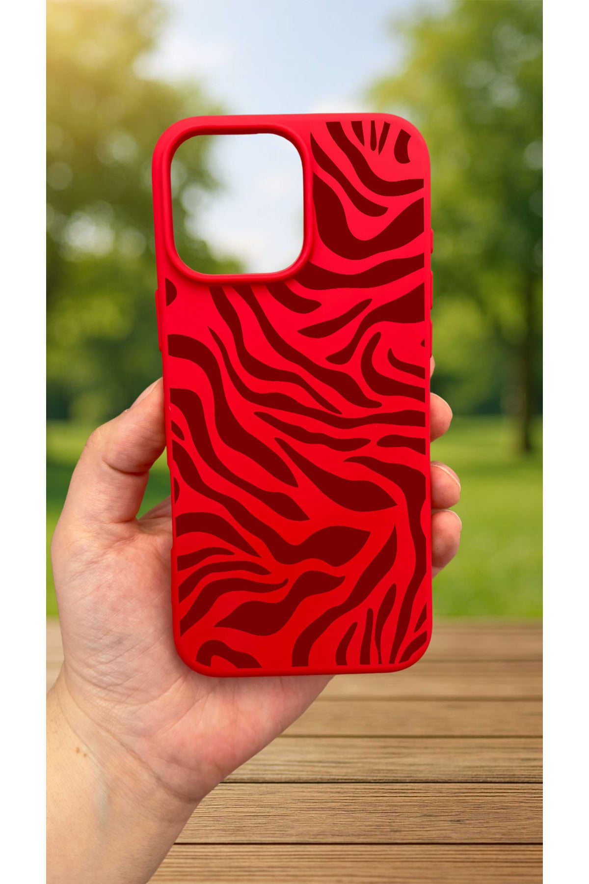 iPhone 16 Pro Max - KIRMIZI ZEBRA DESENLİ Silikon Darbe Emici Klasik Korumalı Rubber Kılıf