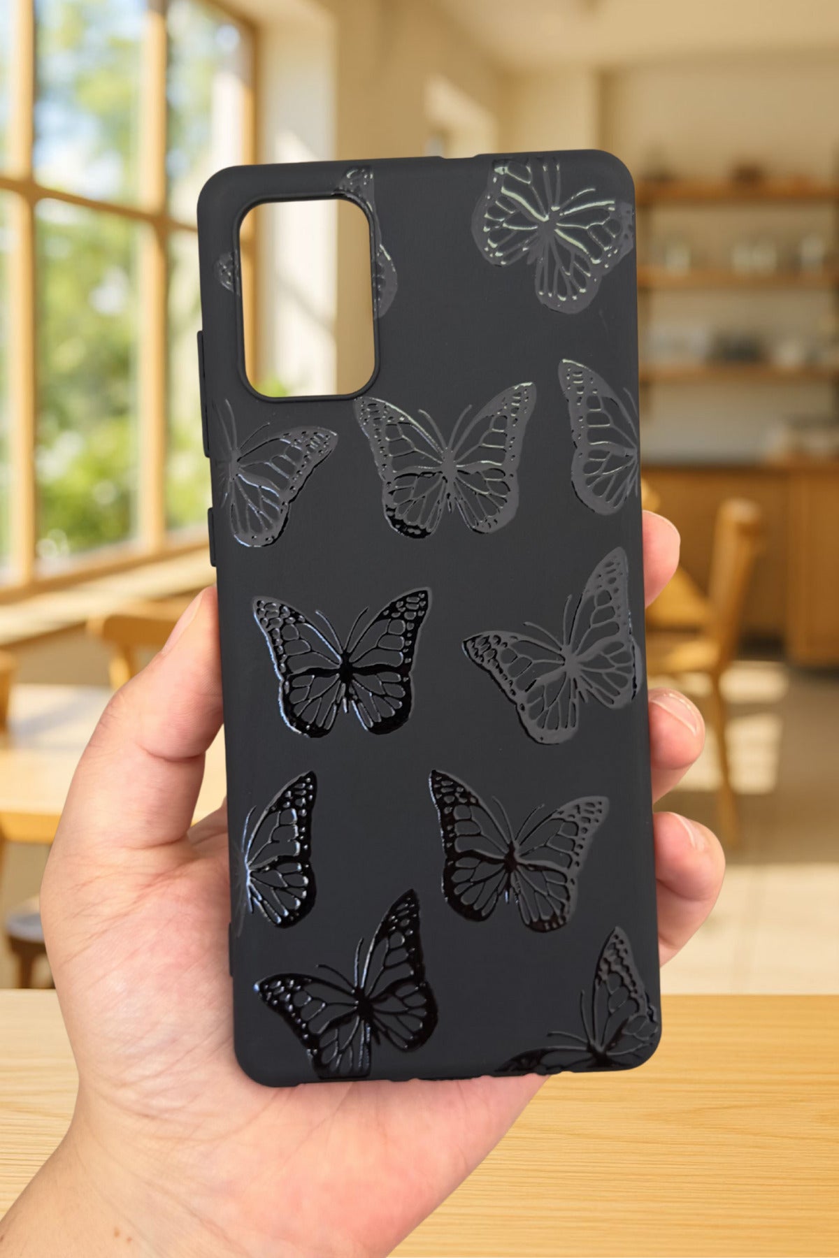 Samsung Galaxy A71 Uyumlu Siyah Kelebek Desenli Silikon Darbe Emici Klasik Korumalı Rubber Kılıf