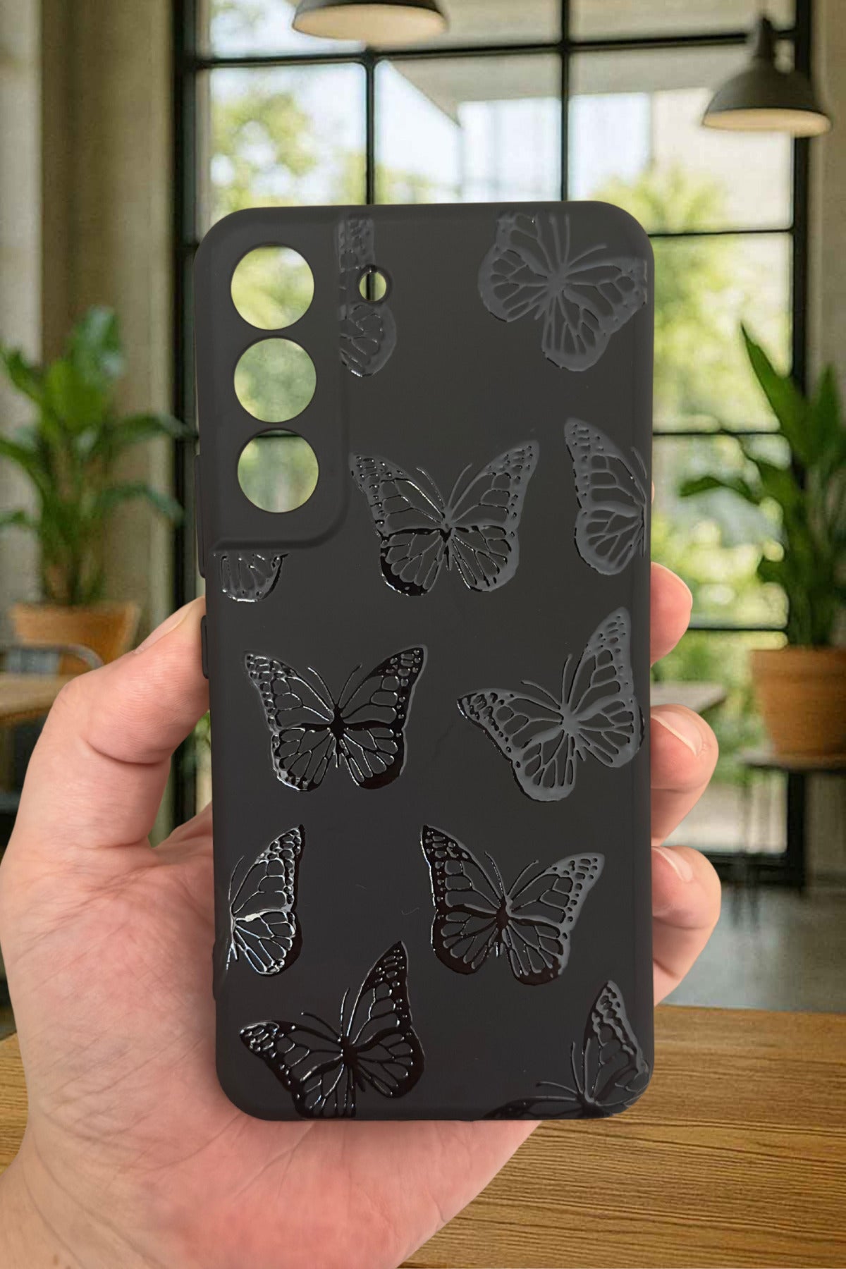 Samsung Galaxy S22- SİYAH KELEBEK DESENLİ Silikon Darbe Emici Klasik Korumalı Rubber Kılıf