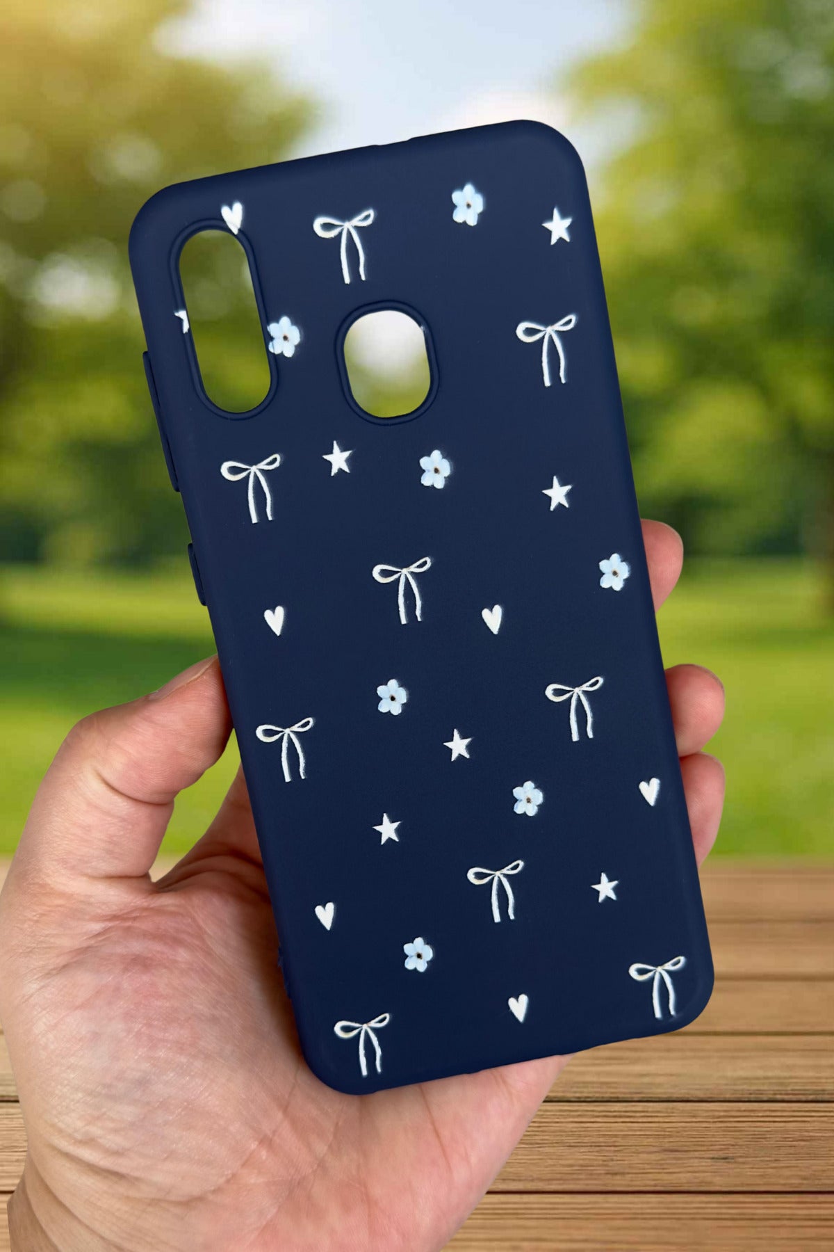 Samsung Galaxy A20 Uyumlu Mini Fiyonk Desenli Silikon Darbe Emici Klasik Korumalı Rubber Kılıf