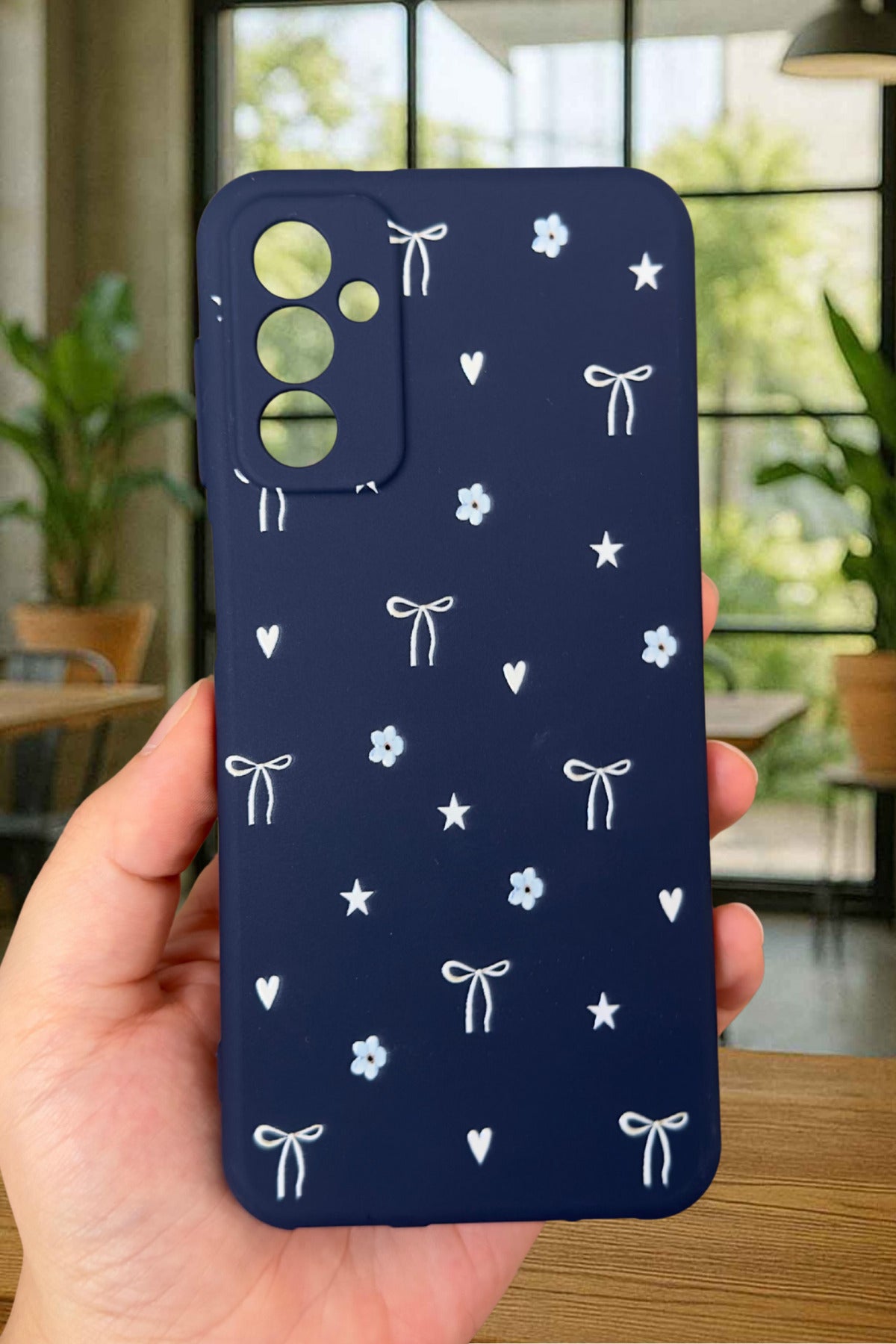 Samsung Galaxy M13 Uyumlu Mini Fiyonk Desenli Silikon Darbe Emici Klasik Korumalı Rubber Kılıf