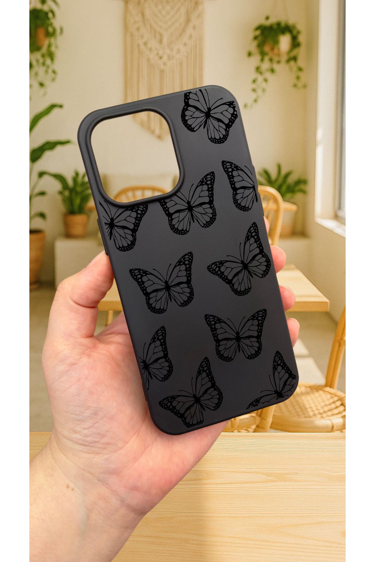 iPhone 15 Pro Max -SİYAH KELEBEK DESENLİ Silikon Darbe Emici Klasik Korumalı Rubber Kılıf