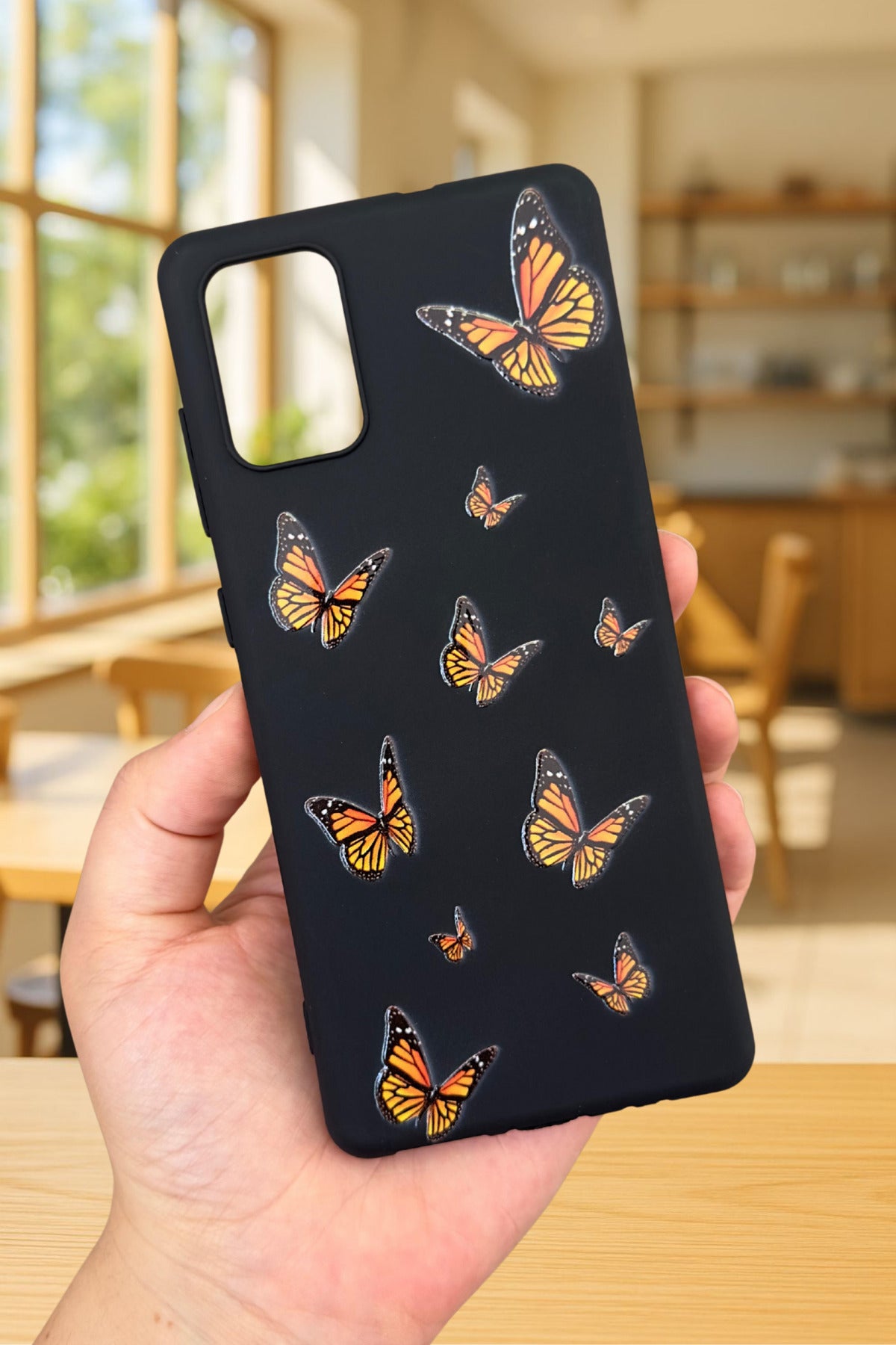 Samsung Galaxy A51 - Turuncu Kelebek Desenli Silikon Darbe Emici Klasik Korumalı Rubber Kılıf