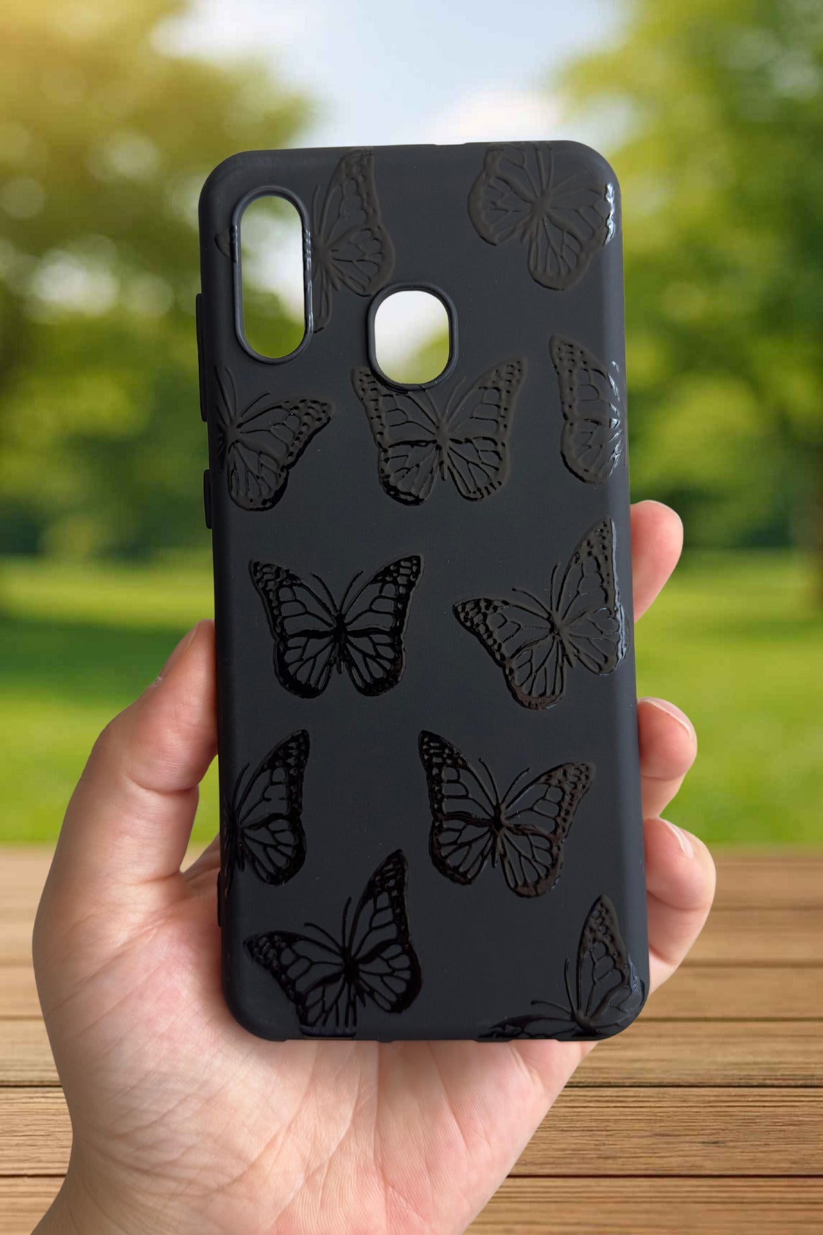 Samsung Galaxy A20 Uyumlu Siyah Kelebek Desenli Silikon Darbe Emici Klasik Korumalı Rubber Kılıf