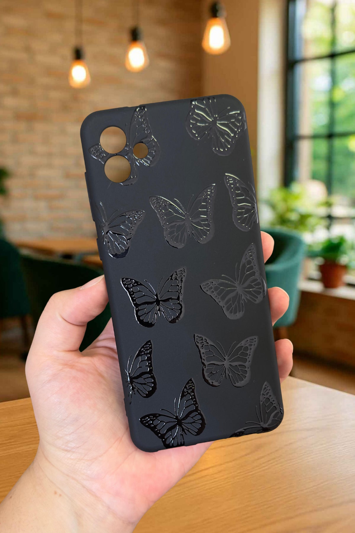 Samsung Galaxy A04 - SİYAH KELEBEK DESENLİ Silikon Darbe Emici Klasik Korumalı Rubber Kılıf
