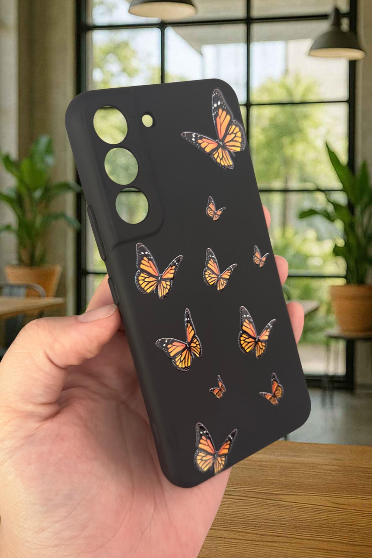 Samsung Galaxy S22-TURUNCU KELEBEK DESENLİ Silikon Darbe Emici Klasik Korumalı Rubber Kılıf
