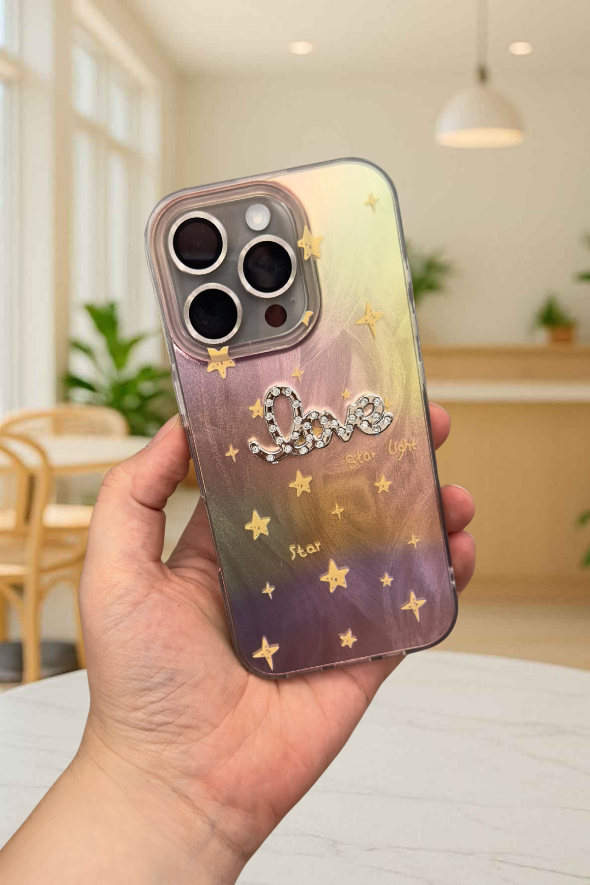 iPhone 16 Pro Parlak Taşlı “Love” Yazılı Yıldız Desenli Telefon Kılıfı – Pastel Renkli Star Love Kılıf