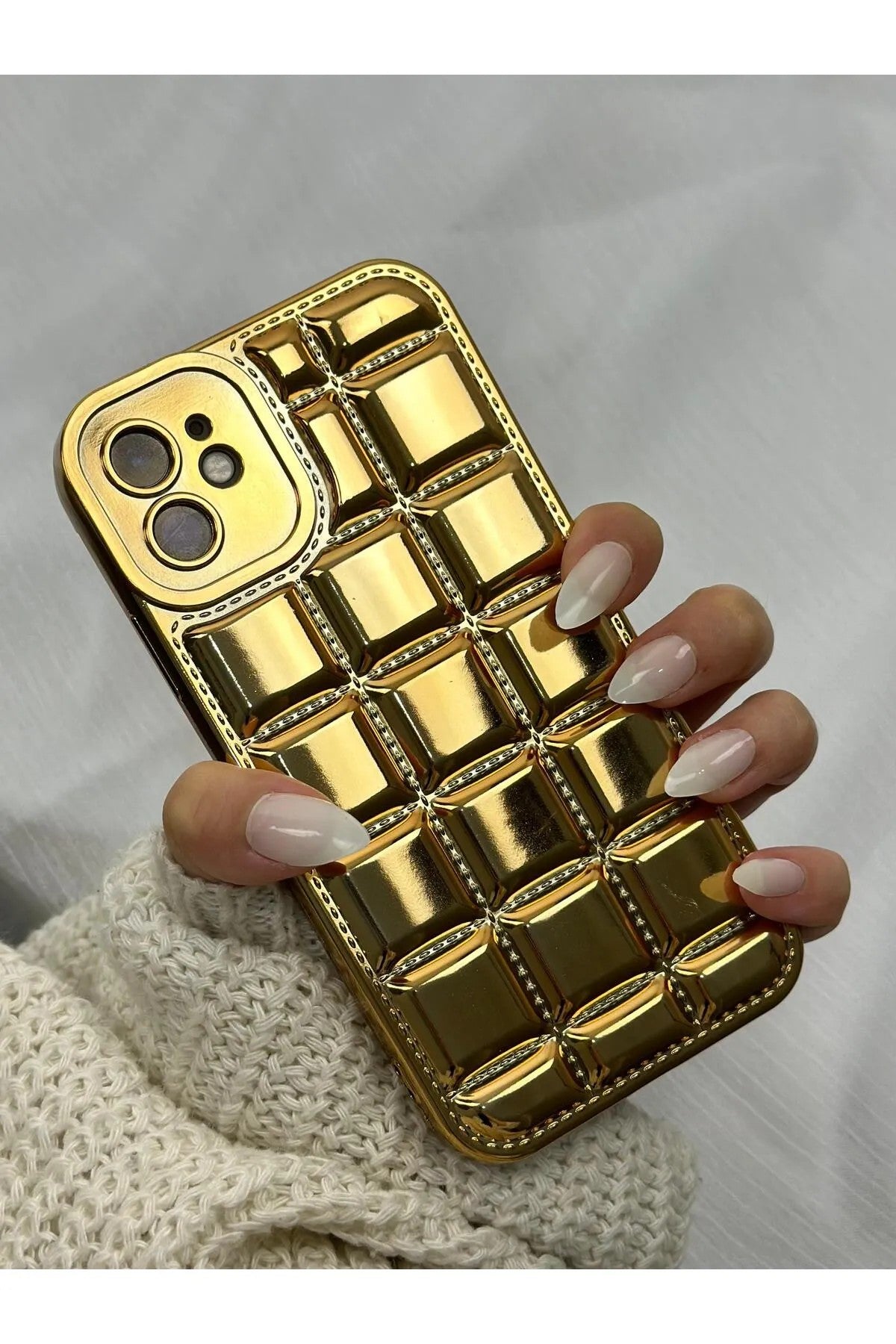 iPhone 11 Kabartmalı Dikiş Detaylı Baklava Desenli Parlak Vivid Kılıf Kılıf