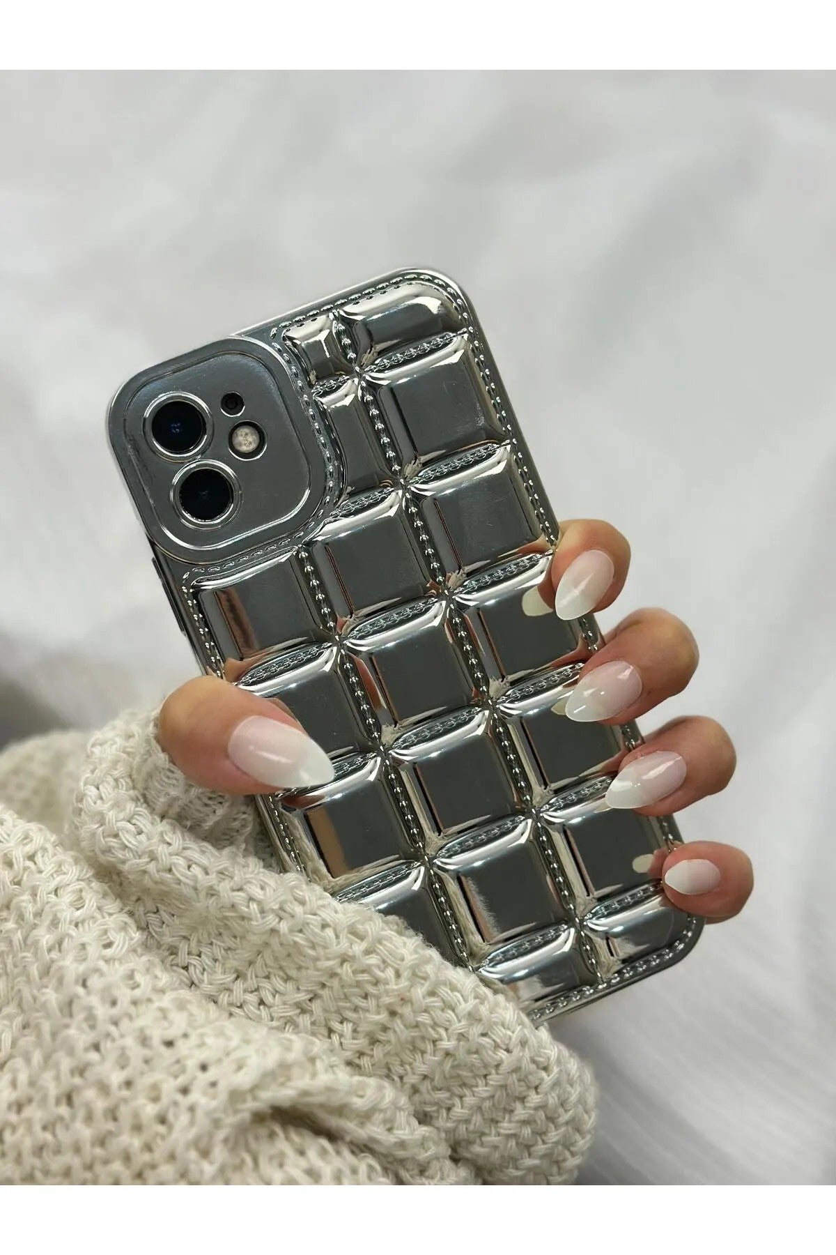 iPhone 11 Kabartmalı Dikiş Detaylı Baklava Desenli Parlak Vivid Kılıf Kılıf