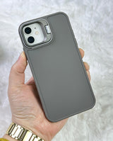 iPhone 11 ile Uyumlu Kamera Standlı Yanları Silikon Arkası Sert Lansman Süet Kılıf